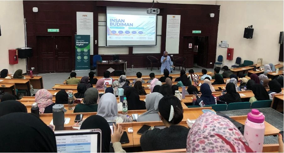 Suasana perkuliahan dalam Program Insan Budiman FSSK Universiti Kebangsaan Malaysia, di mana mahasiswa FISIP Universitas Hasanuddin mengikuti modul penguatan keterampilan kewirausahaan, pemasaran digital, dan pemanfaatan teknologi sebagai bagian dari International Mobility Program UKM–Unhas, Desember 2025.